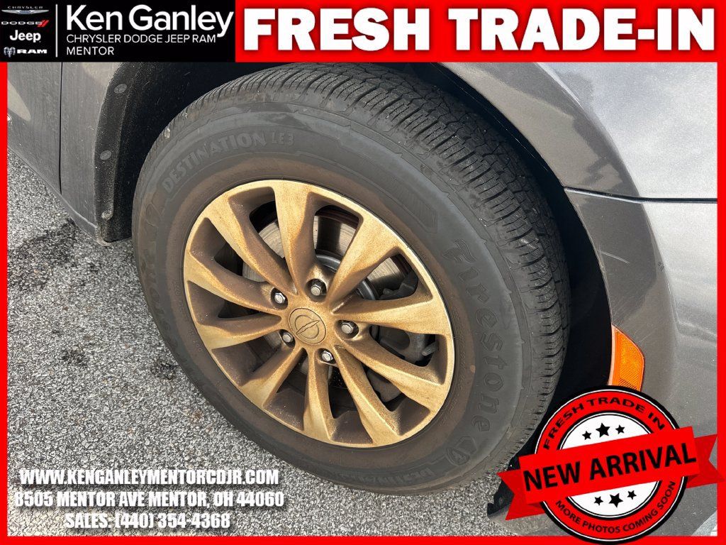 Used 2018 Chrysler Pacifica Touring-L FWD image 10