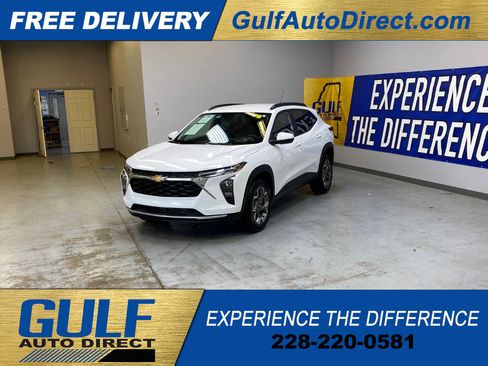 Used 2025 Chevrolet Trax LT FWD image 4