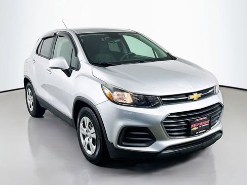 Used 2017 Chevrolet Trax LS image 2