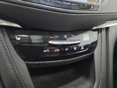 Used 2019 Cadillac XT5 Luxury w/ LPO, Black Ice Package FWD image 22