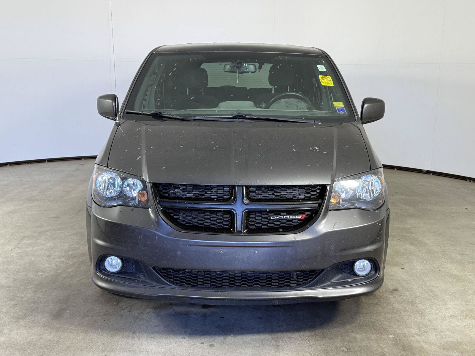 Used 2018 Dodge Grand Caravan SE FWD image 2