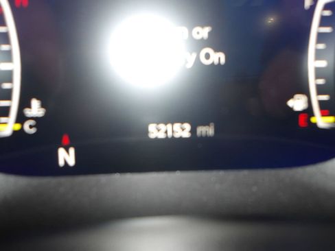 Used 2022 Chrysler Pacifica Touring-L w/ Uconnect Theater Family Group FWD image 11