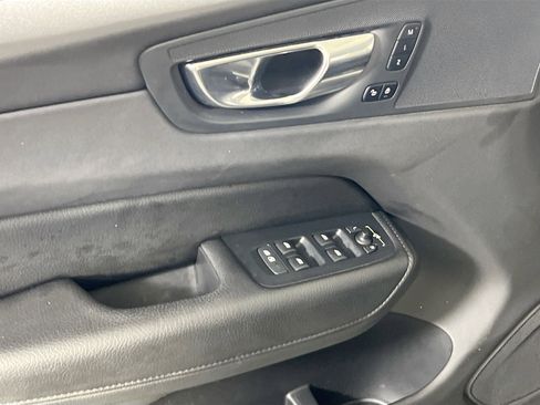 Used 2021 Volvo XC60 T5 Momentum w/ Premium Package image 18