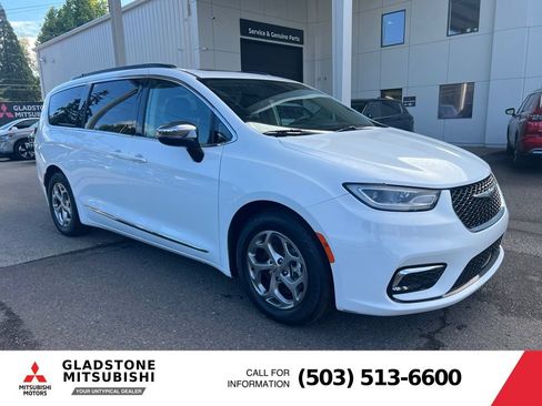 Used 2023 Chrysler Pacifica Limited FWD image 1