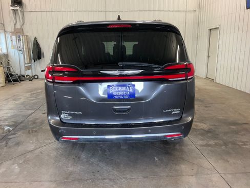 Used 2022 Chrysler Pacifica Limited AWD/4WD image 4
