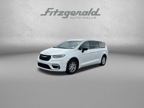 Used 2025 Chrysler Pacifica Select FWD image 3