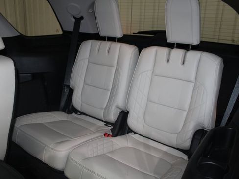 Used 2017 Ford Explorer Platinum image 21