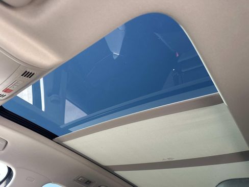 Certified 2023 Volkswagen Taos SE w/ Panoramic Sunroof Package image 10