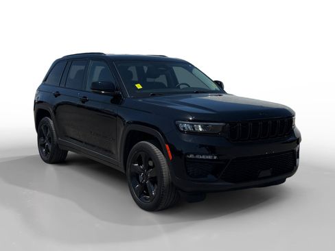 Used 2023 Jeep Grand Cherokee Limited w/ Black Appearance Package AWD/4WD image 7