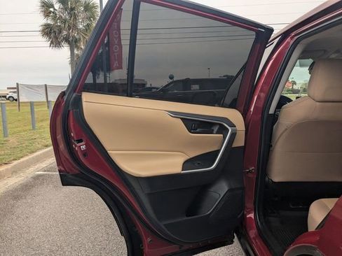 Used 2019 Toyota RAV4 LE FWD image 24