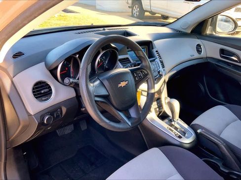 Used 2014 Chevrolet Cruze LS image 18
