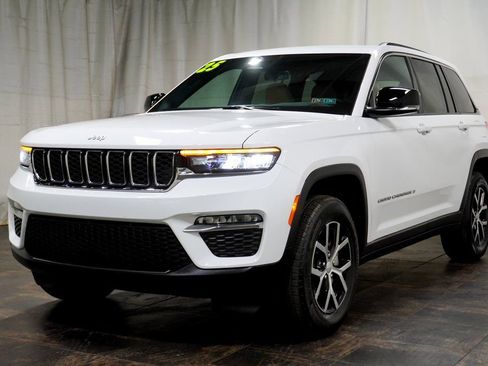 Used 2025 Jeep Grand Cherokee Limited image 2