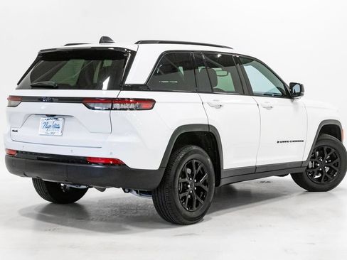 Used 2024 Jeep Grand Cherokee Altitude AWD/4WD image 29