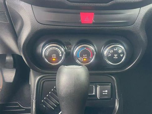 Used 2017 Jeep Renegade Latitude FWD image 9