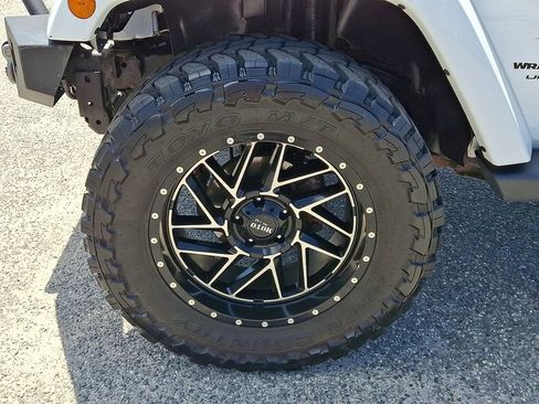 Used 2018 Jeep Wrangler Unlimited Sahara w/ Connectivity Group AWD/4WD image 29