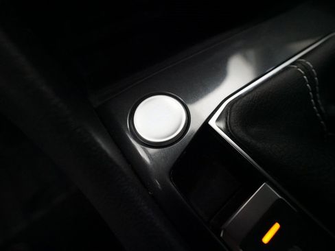 Used 2024 Volkswagen Tiguan SE image 32