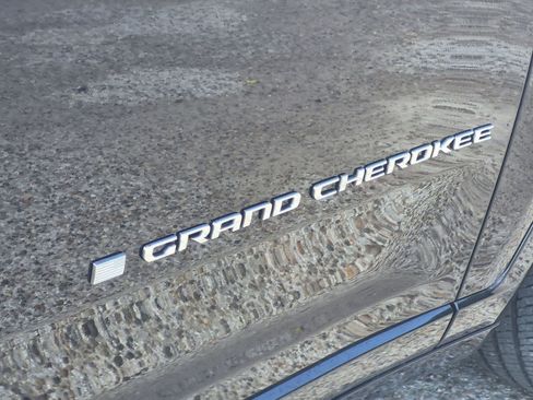 Used 2023 Jeep Grand Cherokee Overland AWD/4WD image 32