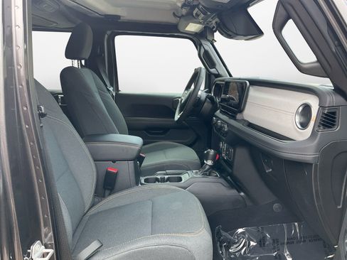 Used 2025 Jeep Wrangler Unlimited Sahara AWD/4WD image 15