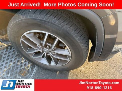 Used 2018 Jeep Grand Cherokee Limited image 3