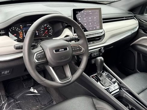 Used 2024 Jeep Compass Limited image 18