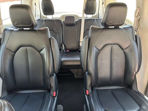 Used 2023 Chrysler Pacifica Touring-L FWD image 36