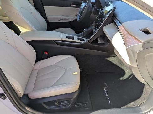 Used 2022 Toyota Avalon XLE image 31
