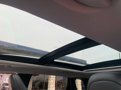 Used 2019 Jeep Cherokee Latitude Plus w/ Comfort/Convenience Group image 29