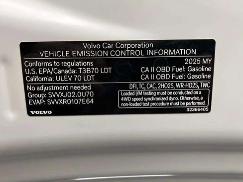 Used 2025 Volvo XC40 B5 Plus image 13