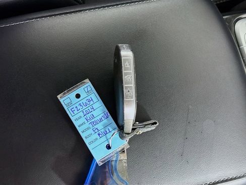 Used 2024 Kia Telluride EX w/ EX Captain's Chair Package image 36