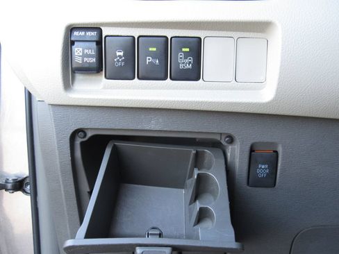 Used 2016 Toyota Sienna XLE w/ XLE Navigation Package FWD image 38