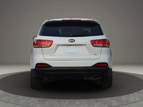 Used 2018 Kia Sorento LX image 12