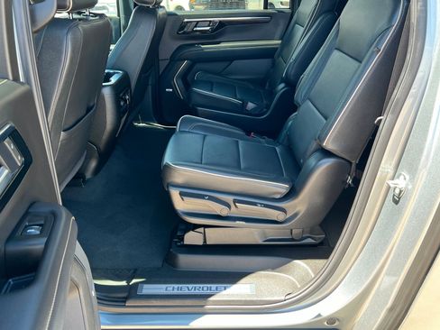 Used 2025 Chevrolet Suburban Premier AWD/4WD image 22