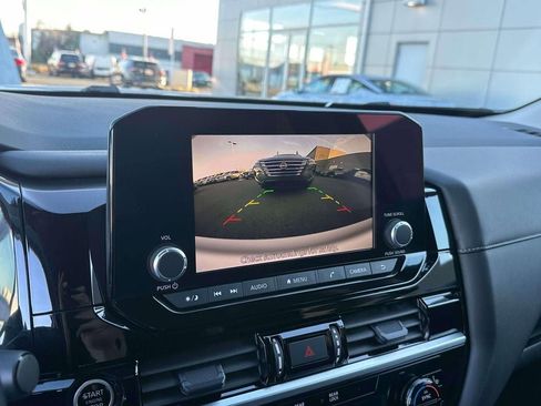 Certified 2024 Nissan Pathfinder SV image 29