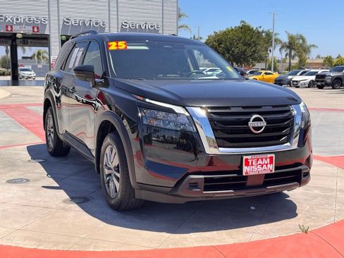 Certified 2025 Nissan Pathfinder SV FWD image 3
