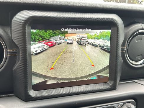 Used 2022 Jeep Wrangler Unlimited Sahara AWD/4WD image 29