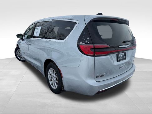 Used 2024 Chrysler Pacifica Touring-L image 6
