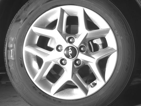 Used 2025 Kia Soul LX w/ LX Technology Package FWD image 20