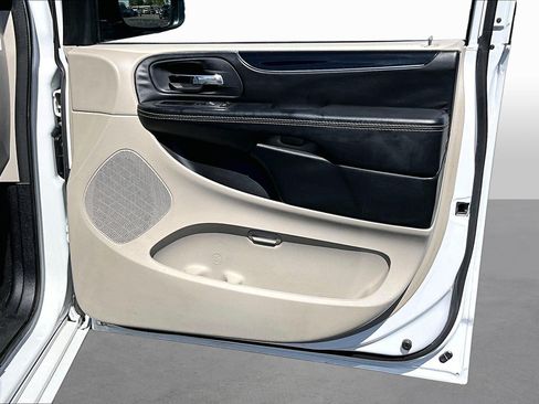 Used 2018 Dodge Grand Caravan SXT FWD image 18