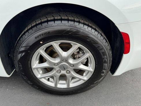 Used 2024 Chrysler Pacifica Touring-L image 7