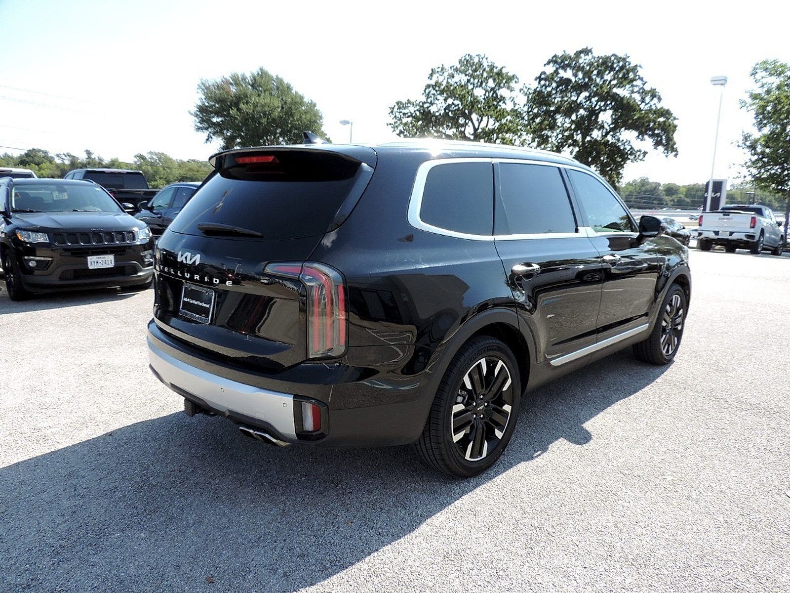 Used 2024 Kia Telluride SX w/ Towing Package FWD image 5