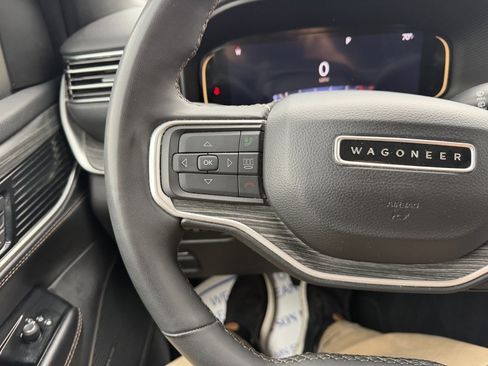 Used 2024 Jeep Wagoneer L Series II w/ Flexible Seating Group AWD/4WD image 19
