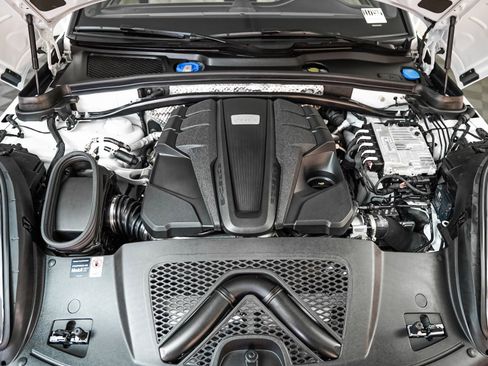 Certified 2025 Porsche Macan S image 13