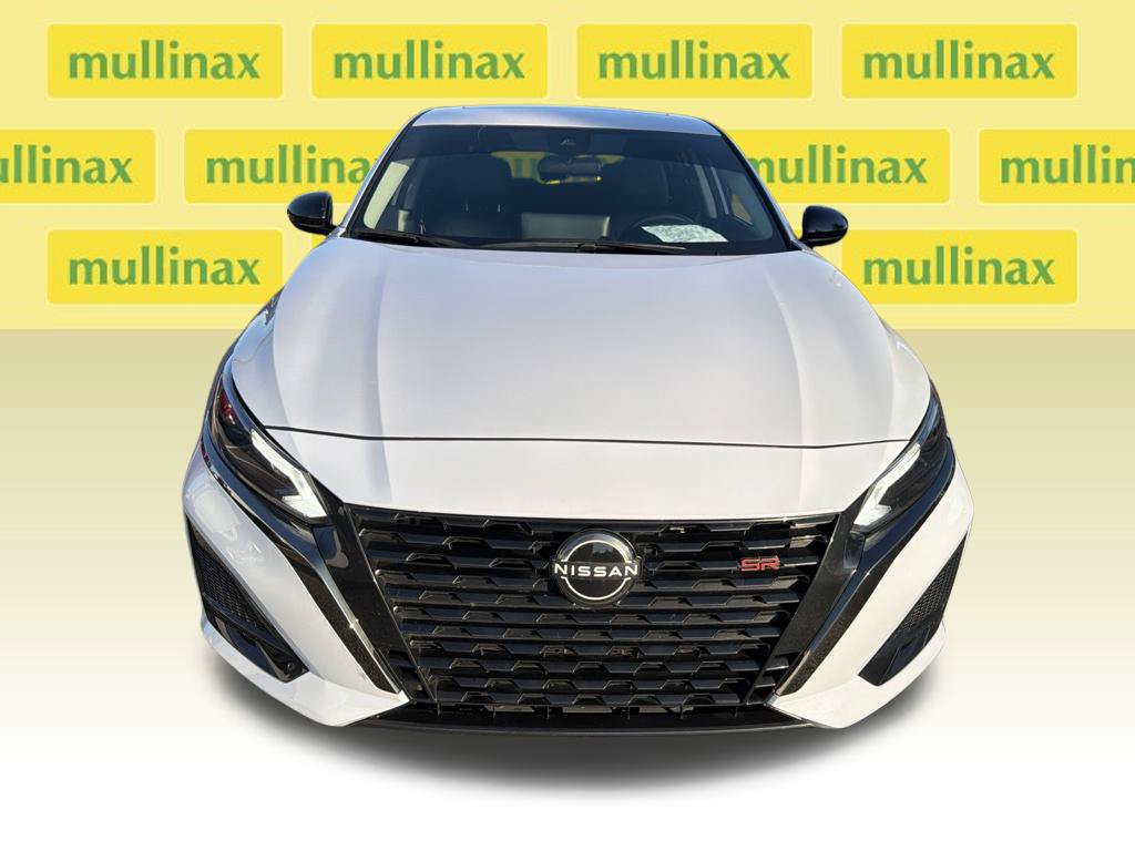 Used 2024 Nissan Altima 2.5 SR w/ SR Premium Package FWD image 3