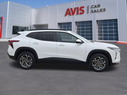 Used 2025 Chevrolet Trax LT w/ LT Convenience Package FWD image 5