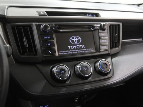 Used 2018 Toyota RAV4 LE image 9