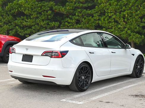Used 2022 Tesla Model 3 Standard Range image 4