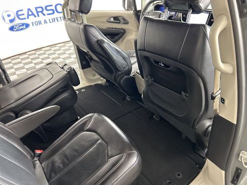 Used 2022 Chrysler Pacifica Touring-L FWD image 36