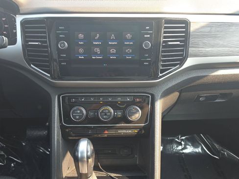 Certified 2023 Volkswagen Atlas Cross Sport SE w/ Panoramic Sunroof Package AWD/4WD image 18