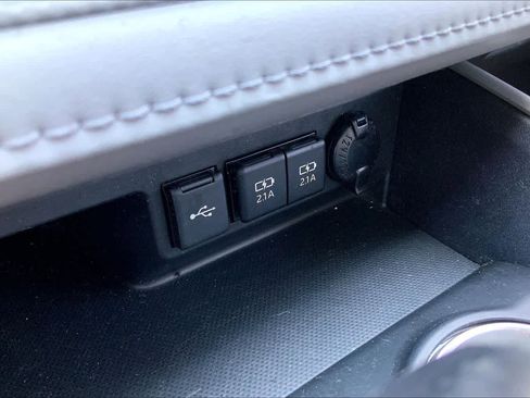 Used 2021 Toyota Highlander LE FWD image 28