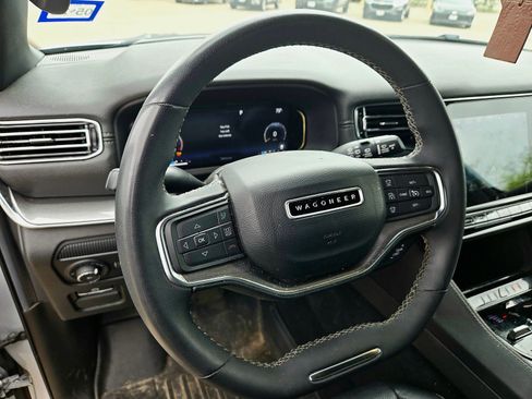 Used 2022 Jeep Wagoneer Series II AWD/4WD image 9